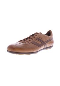 Sneaker en cuir marron avec un bout arrondi, lacets plats, accents perforés sur les côtés et un design subtil en marron foncé près du talon. Semelle en caoutchouc.