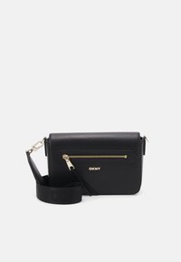 Borsa a tracolla in pelle nera con finitura testurizzata, dettaglio della cerniera dorata, accenti geometrici e tracolla regolabile con logo.