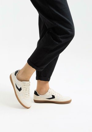 Bershka Baskets basses - white