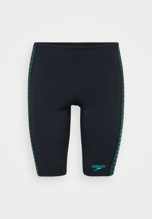 Șorturi de înot negre, cu o croială strânsă, având un panou lateral cu un model verde și teal și detalii cusute. Logo-ul este afișat în față.