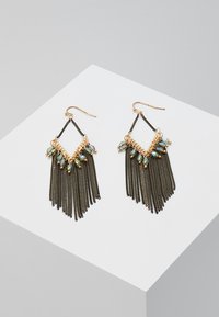 Schwarze und goldene Ohrringe mit einem V-förmigen Design, das mit herabhängenden Ketten und bunten Perlenakzenten verziert ist. Lichtreflektierend und mit filigranen Details.