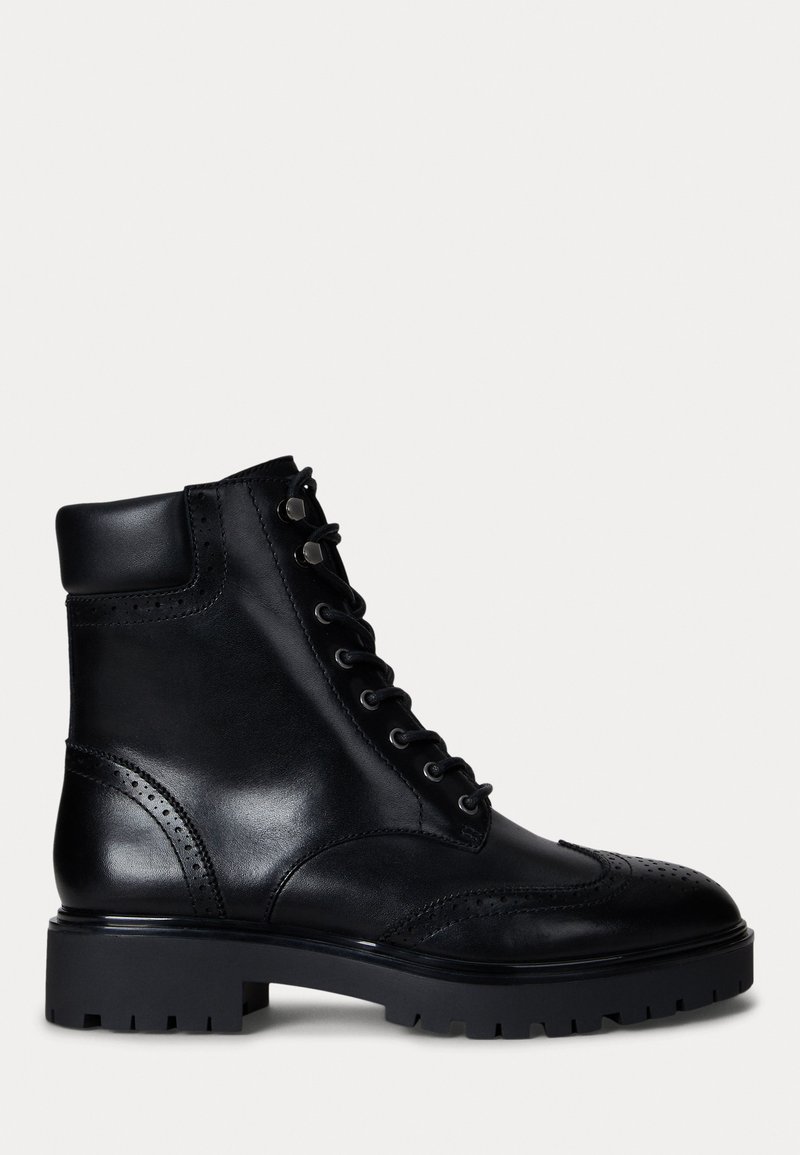 Mustad musta nahast pahkluu saabastega, ümar varvas, brogue detailid, tasane paelkinnis ja paks kummist tald. Omab pehmet krae.