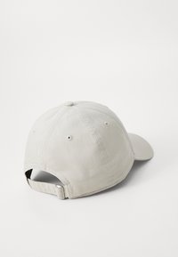 Hellgraue Baseballmütze mit einem gebogenen Schirm, verstellbarem Riemen auf der Rückseite und Belüftungsöffnungen. Hergestellt aus Baumwolle, glatte Textur.