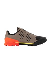 Scarpe sportive con un design marrone, nero e arancione. Presentano materiali in rete e sintetici, un accento giallo evidente e una suola texturizzata.