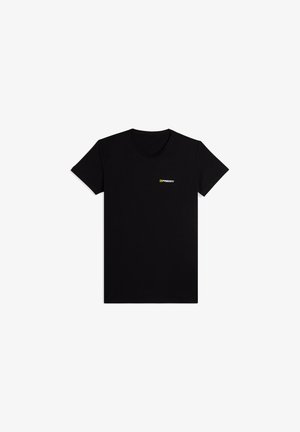 Camiseta de algodón negra con cuello redondo, mangas cortas y un pequeño logo amarillo de "Freddy" en el área del pecho.