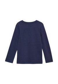 Granatowa koszulka z długim rękawem, wykonana z miękkiej bawełny, z okrągłym dekoltem i gładką fakturą bez widocznych logo czy wzorów.