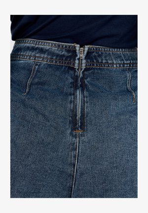 Falda de mezclilla de cintura alta, con cierre de cremallera en la parte delantera, lavado azul oscuro y costuras en color naranja contrastante a lo largo de las costuras.