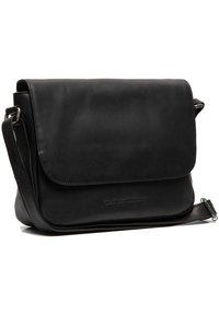 Borsa a tracolla in pelle nera con una superficie liscia, forma rettangolare, chiusura a pattina e un strap regolabile per l'uso a tracolla.