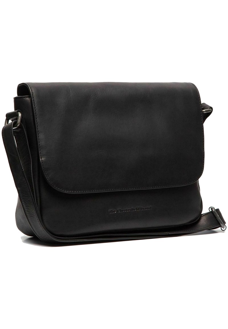 Borsa a tracolla in pelle nera con una superficie liscia, forma rettangolare, chiusura a pattina e un strap regolabile per l'uso a tracolla.