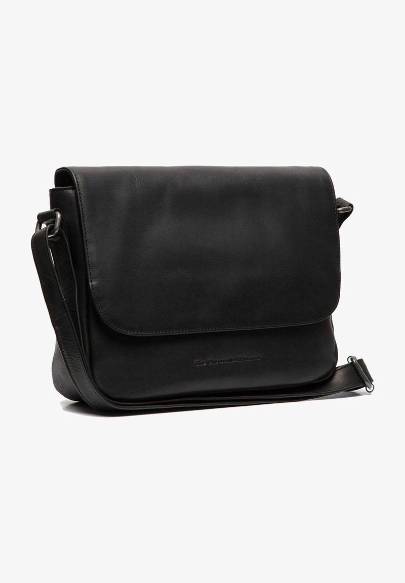 Borsa a tracolla in pelle nera con una superficie liscia, forma rettangolare, chiusura a pattina e un strap regolabile per l'uso a tracolla.