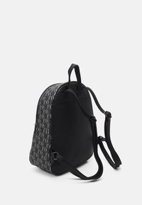 Czarny plecak z geometrycznym wzorem w odcieniach szarości. Posiada gładką teksturę, regulowane paski i uchwyt do noszenia u góry.