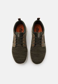 Sneaker verde scuro con tomaia in mesh testurizzato, lacci arancioni e dettagli beige. Suola bianca robusta con colletto imbottito.