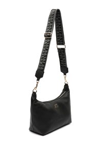 Sac à bandoulière en cuir noir avec une finition texturée. Doté d'un logo en or, d'une sangle réglable avec un détail en motif et d'une fermeture zippée.