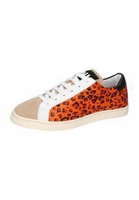 Sneaker z pomarańczowym wzorem w panterkę, białymi i beżowymi panelami z zamszu, czarnym obcasem i białymi sznurówkami. Płaska gumowa podeszwa.