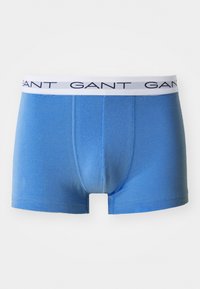 Blaue Baumwoll-Boxershorts mit einem weißen elastischen Bund, der den Markennamen "GANT" in Blau zeigt. Entworfen für Komfort mit einer enganliegende Passform.