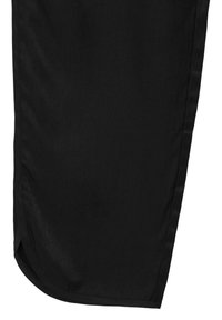 Jambe de pantalon en tissu noir avec un ourlet incurvé et un détail fente sur le côté, montrant une texture lisse et des coutures.