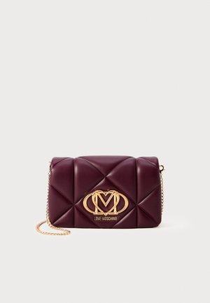 Sac croisé en simili cuir matelassé bordeaux avec logo doré, chaîne et motif géométrique à l'avant. Design élégant et compact.