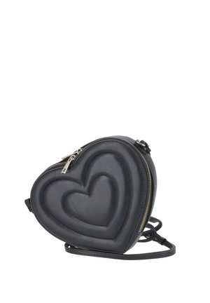 Schwarze herzförmige Umhängetasche mit konzentrisch gesteppten Herzen und silbernem Reißverschluss auf weißem Hintergrund.