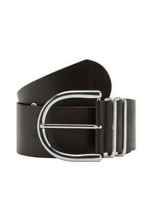 Ceinture en cuir noir avec une grande boucle ovale argentée et deux passants argentés, enroulée sur un fond blanc.