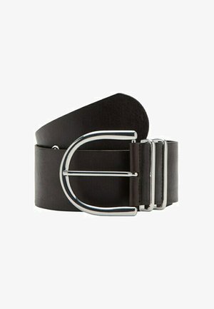 Cinturón de cuero negro con una gran hebilla ovalada plateada y dos bucles plateados, enrollado sobre un fondo blanco.