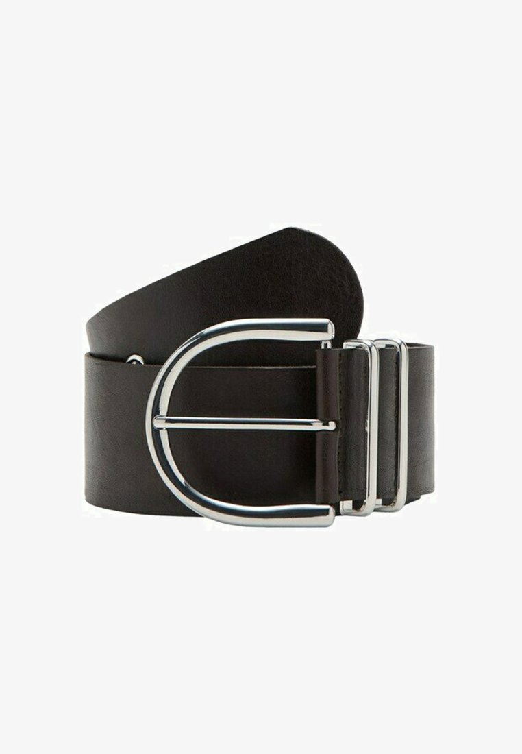 Ceinture en cuir noir avec une grande boucle ovale argentée et deux passants argentés, enroulée sur un fond blanc.