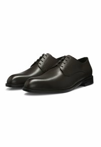 Scarpe eleganti in pelle marrone con finitura liscia, caratterizzate da una tomaia strutturata, chiusura con lacci e suola a profilo basso.