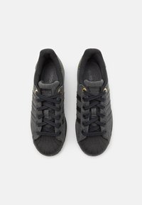 adidas Originals - SUPERSTAR - Matalavartiset tennarit - carbon/core black/gold metallic - 3