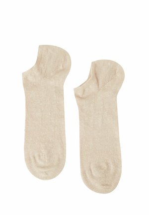 Beiga bomullankelsockor med en slät textur, ofullständiga kanter upptill och förstärkta tår. Lämpliga för vardagligt bruk.