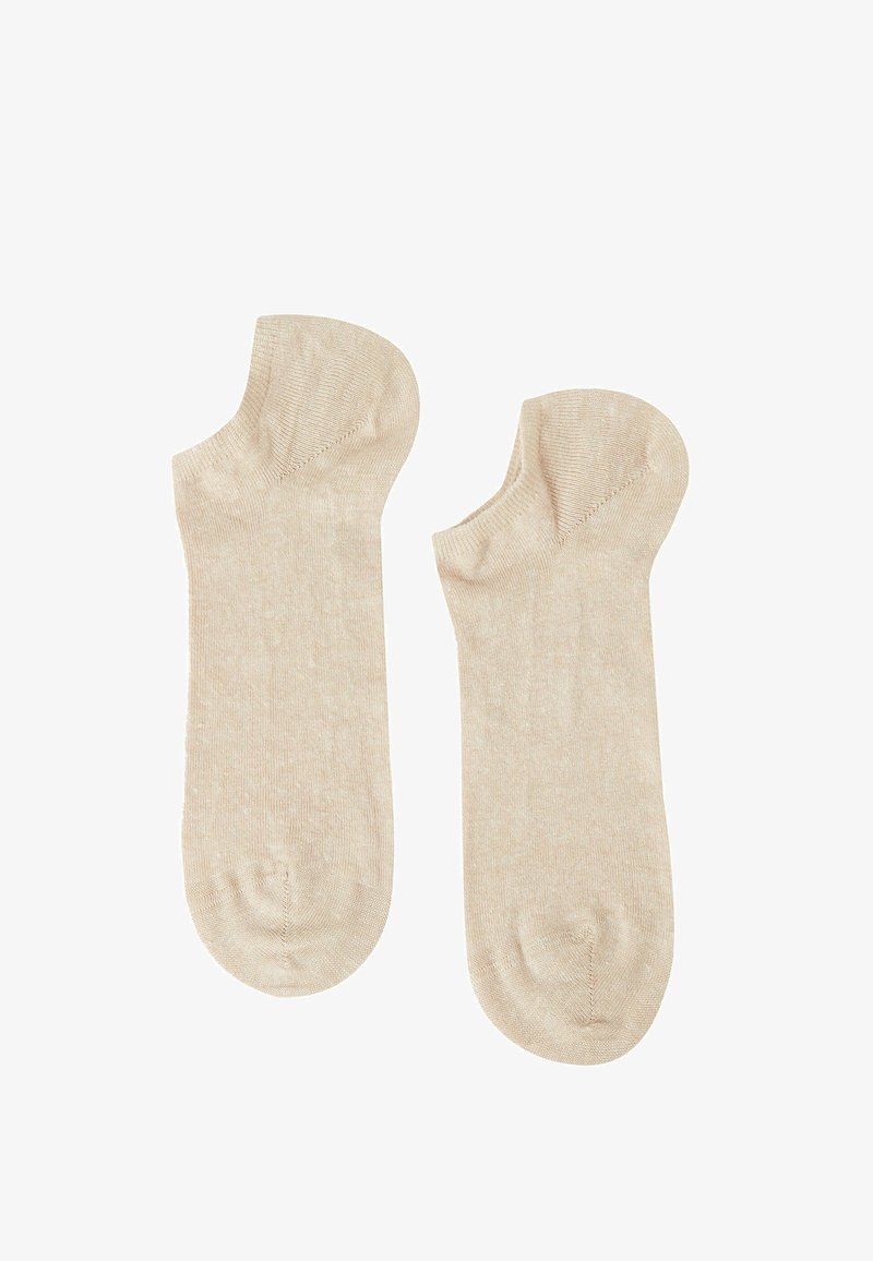 Calcetines de tobillo de algodón beige con una textura suave, bordes sin terminar en la parte superior y punteras reforzadas. Adecuados para uso casual.