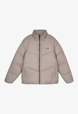 Beige pufferjakke, quiltet design, høj krave, frontlynlås, to sidelommer, med sort "PGDR" logo på brystet. Blød tekstur.