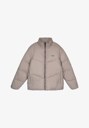 Beige pufferjakke, quiltet design, høj krave, frontlynlås, to sidelommer, med sort "PGDR" logo på brystet. Blød tekstur.