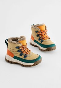 Braun- und grüne wetterfeste Stiefel mit orangen Akzenten, Kunstfell-Futter und strukturierten Gummisohlen; ausgestattet mit Schnürsenkeln und Haken für einen sicheren Sitz.