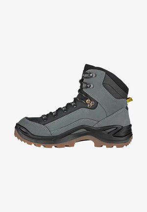 Scarponi da trekking grigi con accentuazioni nere, dotati di caviglia alta, tomaia testurizzata, occhielli metallici e suola marrone rugosa per una buona trazione.