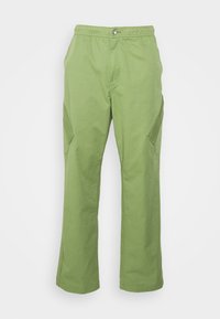 Groene cargobroek van een lichtgewicht katoenmix. Voorzien van een elastische tailleband, zijzakken en een losse rechte pasvorm.