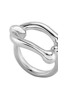 Anello in argento con un design liscio e arrotondato, impreziosito da accenti ossei interconnessi. La finitura lucida ne esalta l'aspetto elegante.
