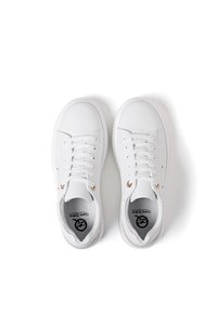 Sneaker bianche con un design minimalista, dotate di lacci, occhielli dorati e colli imbottiti. Texture liscia e logo stampato all'interno.