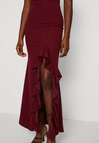 WAL G. SOYA ONE SHOULDER RUFFLE MAXI DRESS - Alkalmi viselet - berry wine