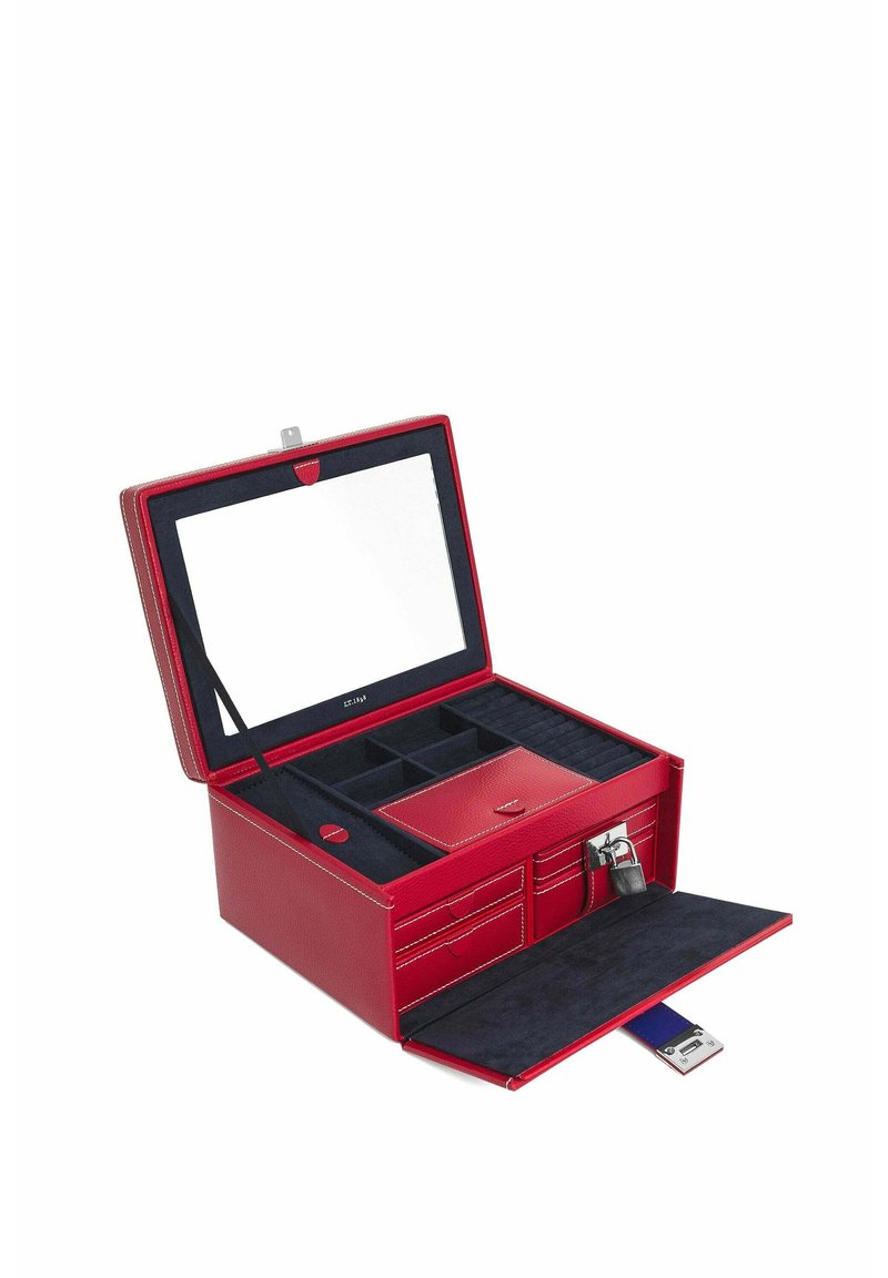 Caja de joyas roja con exterior texturizado, espejo de cristal, múltiples compartimentos forrados en terciopelo azul oscuro y una cerradura en la parte frontal.
