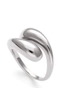 Anillo de plata pulida con un diseño ondulado formado por dos bandas entrelazadas, superficie lisa y bordes redondeados que crean una apariencia fluida.