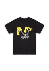 T-shirt nera in cotone con stampa grafica che presenta mani gialle che tengono una catena argentata con la parola "spray" in lettere stilizzate.