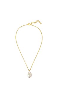 Guld kædelys med en enkelt uregelmæssig hvid perle vedhæng, der udviser en glat tekstur og en simpel lås.