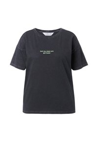 Sort t-shirt i bomuld med korte ærmer, rund hals og grøn tekst på forsiden, der siger "send mig en besked, når du kommer hjem".