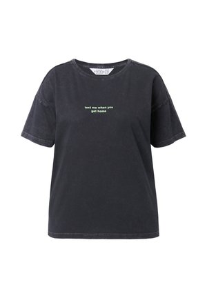 Schwarzes Baumwoll-T-Shirt mit kurzen Ärmeln, Rundhalsausschnitt und grünem Text auf der Vorderseite, der "Schreib mir, wenn du zu Hause bist" lautet.