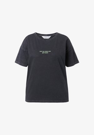 T-shirt nera in cotone a maniche corte con scollo rotondo e testo verde che recita "mandami un messaggio quando arrivi a casa" sul davanti.