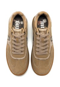 Beige Wildledersneaker mit glatter Oberfläche, runder Schuhspitze, texturierten Schnürsenkeln und einer gepolsterten Innensohle mit floralen Mustern. Markenlogo an der Seite.