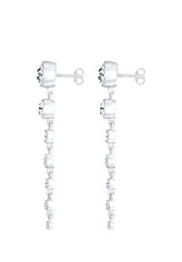 Orecchini pendenti in argento con un design lineare, caratterizzati da numerosi accenti di cristallo che variano in dimensione lungo le catene, finitura lucida.