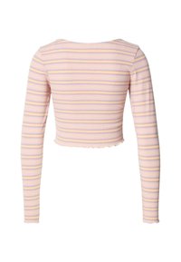 Rosa geripptes Cropped-Top mit langen Ärmeln, das mehrfarbige horizontale Streifen und einen gewellten Saum aufweist.
