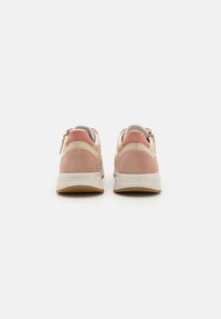 Zapatillas rosas y beige con parte superior de ante y cuero, suela de goma y acento de cremallera en el talón para una fácil puesta. Marca Geox visible.