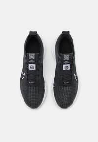 Nike Performance INTERACT RUN - Chaussures de running - black/white/anthracite
