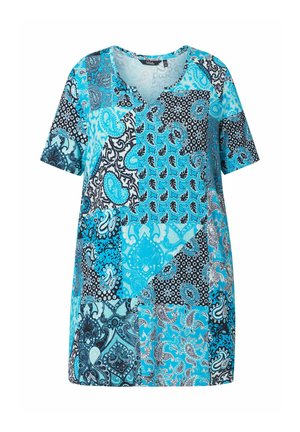 Tunica a maniche corte con scollo a V con motivo patchwork astratto paisley e geometrico nei colori blu, nero e bianco.